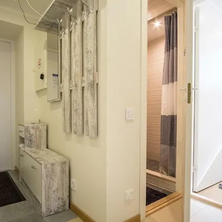 Two-bedroom Basement Διαμέρισμα Ταλίν